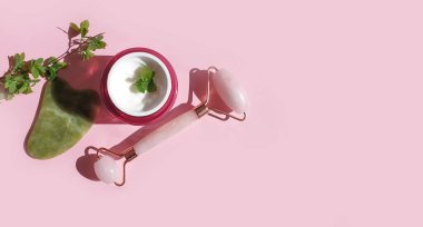 Kuvars masaj silindiri, renkli bir arka planda çiçek