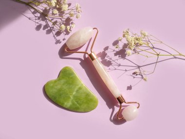  Kuvars masaj silindiri, renkli bir arka planda çiçek