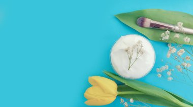 krem kozmetik çiçek lalesi renkli bir arka planda