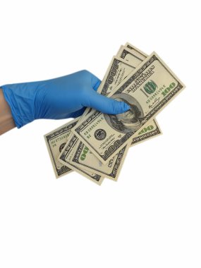 Tıbbi eldivendeki el dolar tutar.