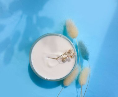 krem renkli arkaplanda kozmetik çiçek