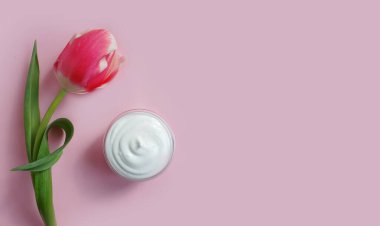 krem kozmetik çiçek lalesi renkli bir arka planda