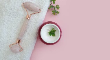 Kuvars masaj silindiri, renkli bir arka planda çiçek