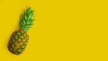 Renkli arkaplanda taze ananas