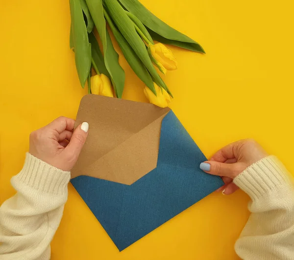 Manos Femeninas Sostienen Sobre Ramo Tulipanes — Foto de Stock