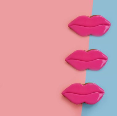 Renkli arkaplanda kurabiye dudakları