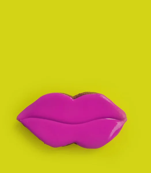 Koekjes Lippen Een Gekleurde Achtergrond — Stockfoto