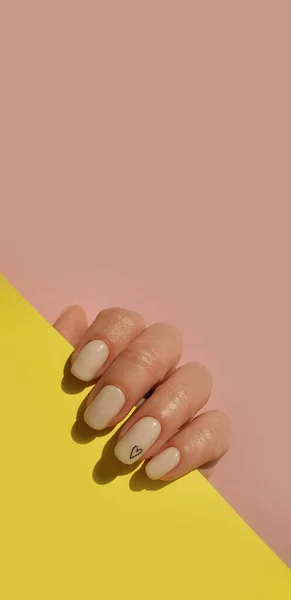 Female Hand Beautiful Beige Manicure Colored Background — Stock Photo, Image