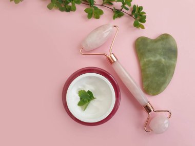 Renkli bir arka planda masaj silindiri