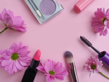 Renkli bir arka planda dekoratif kozmetik çiçeği