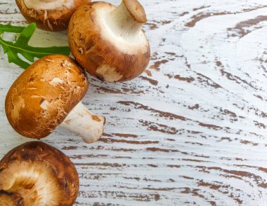 Ahşap arka planda taze mantarlar