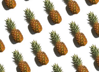 Beyaz arkaplanda izole edilmiş ananas
