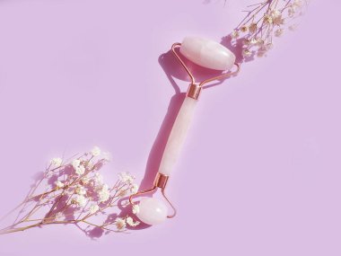 Renkli bir arka planda kuvars masaj silindiri