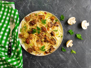 Beton arka planda mantarlı makarna