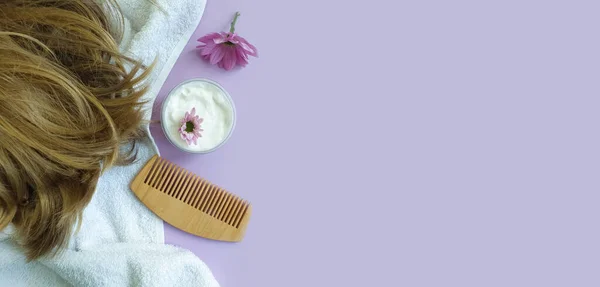 Šampon Vlasy Dřevěný Hřeben Květiny Barevném Pozadí — Stock fotografie