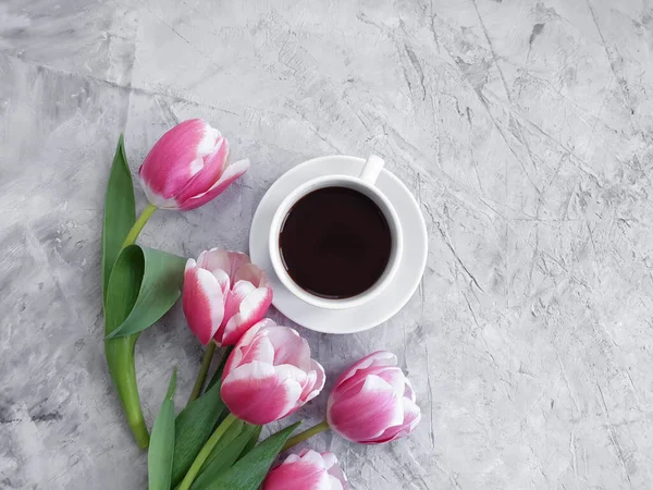 Kopje Koffie Bloem Tulp Beton Achtergrond — Stockfoto