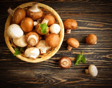   Tahta arka planda taze mantarlar.