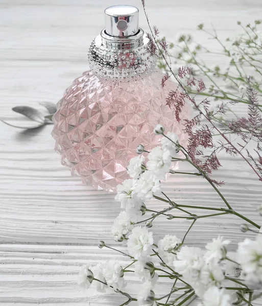 Perfumy Butelki Kwiat Drewnianym Tle — Zdjęcie stockowe
