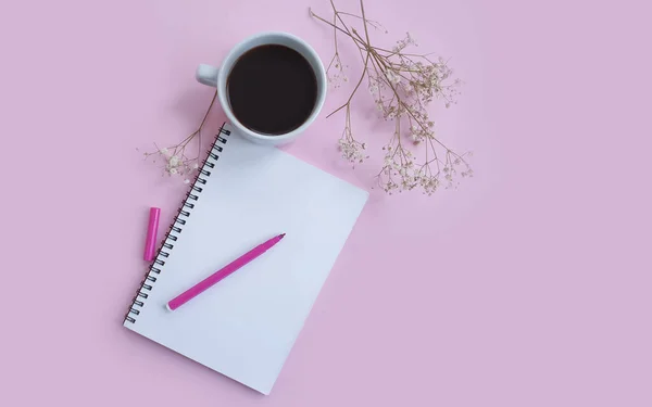 Tasse Kaffee Blume Der Zigeunerin Notizblock Auf Farbigem Hintergrund — Stockfoto