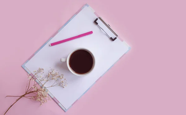 Tasse Kaffee Blume Der Zigeunerin Notizblock Auf Farbigem Hintergrund — Stockfoto