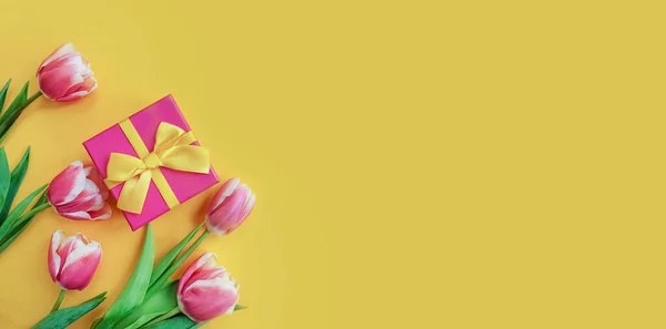 Caja Regalo Flor Tulipán Sobre Fondo Color — Foto de Stock