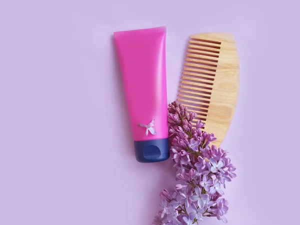 Peigne Bois Shampooing Fleur Lilas Sur Fond Coloré — Photo