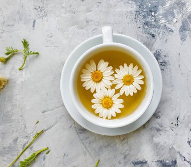 Beton zeminde papatya çayı