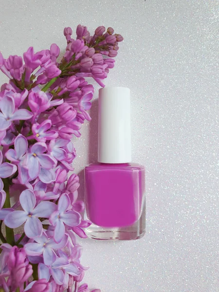 Botella Esmalte Uñas Sobre Fondo Color Lila Flor — Foto de Stock