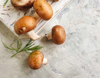 Ahşap arka planda taze mantarlar 