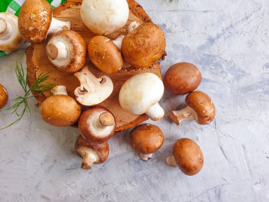 Ahşap arka planda taze mantarlar 