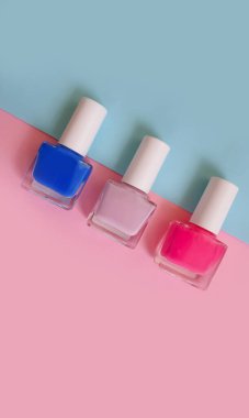 Renkli bir arka planda oje şişesi.