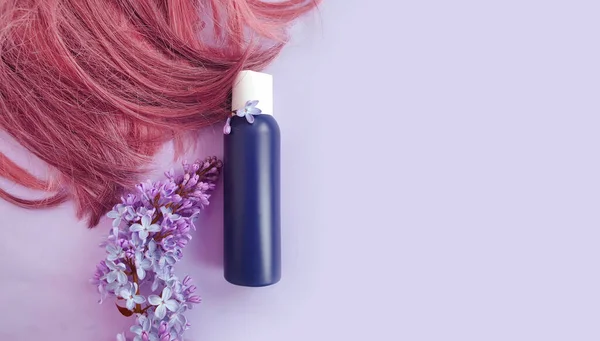 Szampon Włosy Liliowy Kwiat Kolorowym Tle — Zdjęcie stockowe