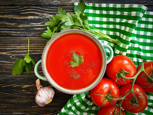 Tomatensuppe Auf Holzgrund — Stockfoto