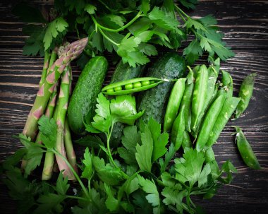 yeşil sebze, salatalık, kuşkonmaz, ahşap zemin üzerinde bezelye.