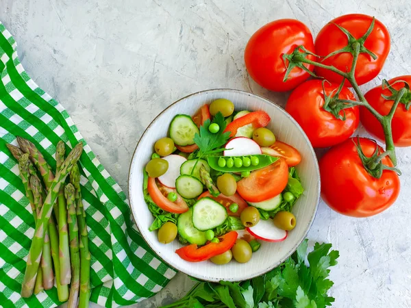 Salada Vegetal Fresca Azeitonas Contexto Concreto — Fotografia de Stock