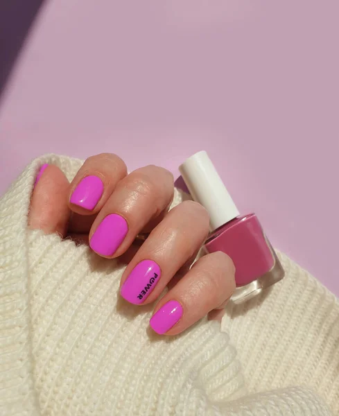 Vrouwelijke Hand Mooie Roze Manicure — Stockfoto