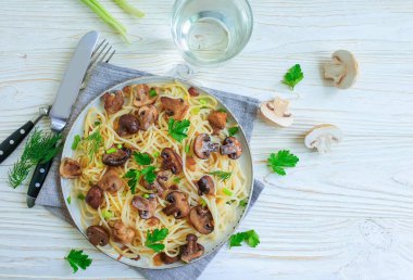 Beton arka planda mantarlı makarna