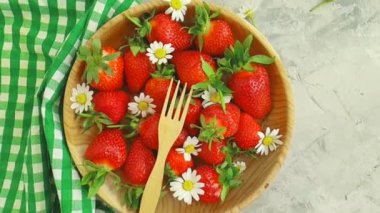 olgun çilek, papatya çiçeği yavaş çekim