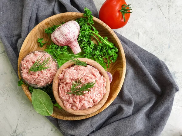 Carne Picada Cruda Perejil Sobre Fondo Hormigón — Foto de Stock