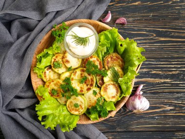 Kızarmış kabak, ahşap arka planda sos.