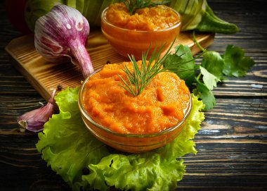 Ahşap arka planda kabak havyarı