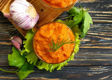 Ahşap arka planda kabak havyarı