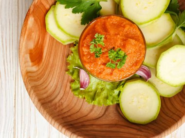 Ahşap arka planda kabak havyarı