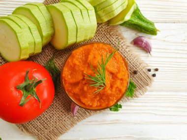 Ahşap arka planda kabak havyarı