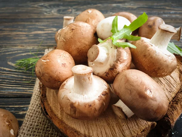 Verse Champignons Houten Achtergrond Natuurlijk Heerlijk — Stockfoto