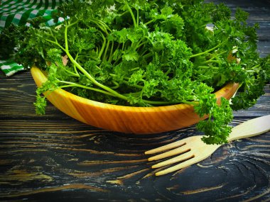 Tahta arka planda taze maydanoz