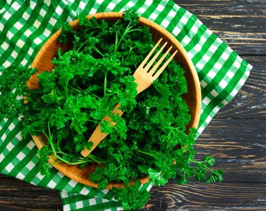 Tahta arka planda taze maydanoz