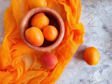 Beton bir arka planda olgun kayısılar