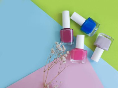 Renkli bir arka planda oje şişesi.