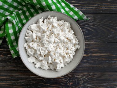 Tahta arka planda tahıllı süzme peynir